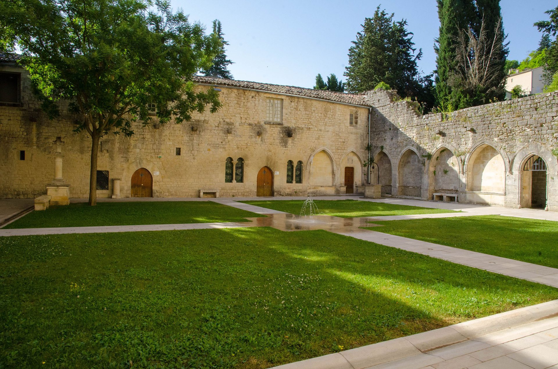 Artemisia museum dans le Couvent des Cordeliers à Forcalquier : musées et trésors culturels