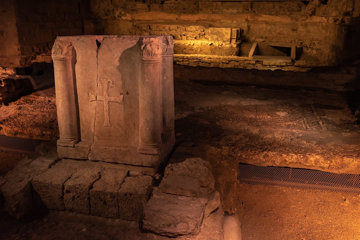 La crypte archéologique Notre-Dame du Bourg à Digne-les-Bains : musées et trésors culturels