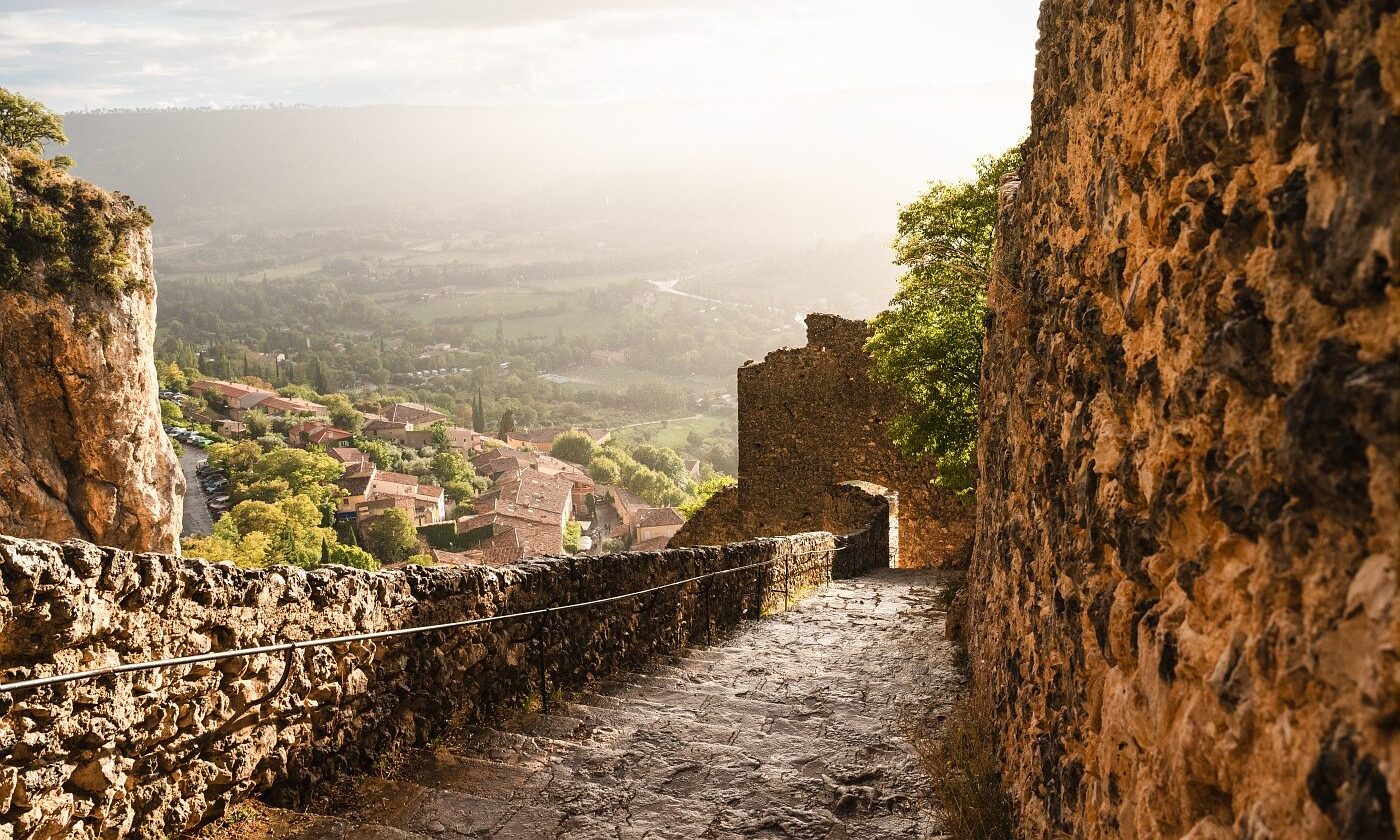 Village de Moustiers-Sainte-Marie, montée à la chapelle