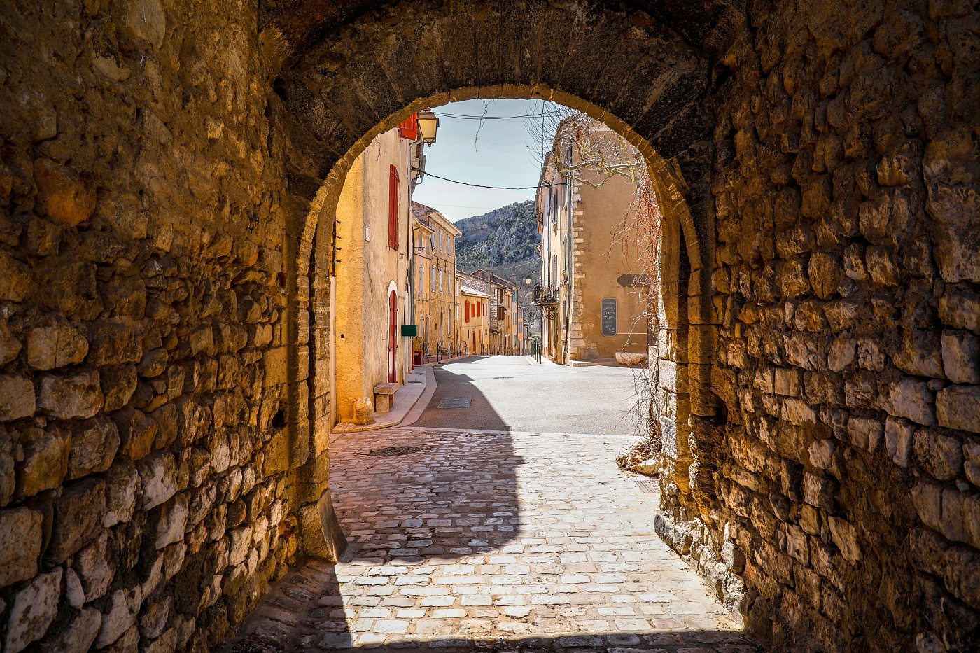 Rue du village de Quinson