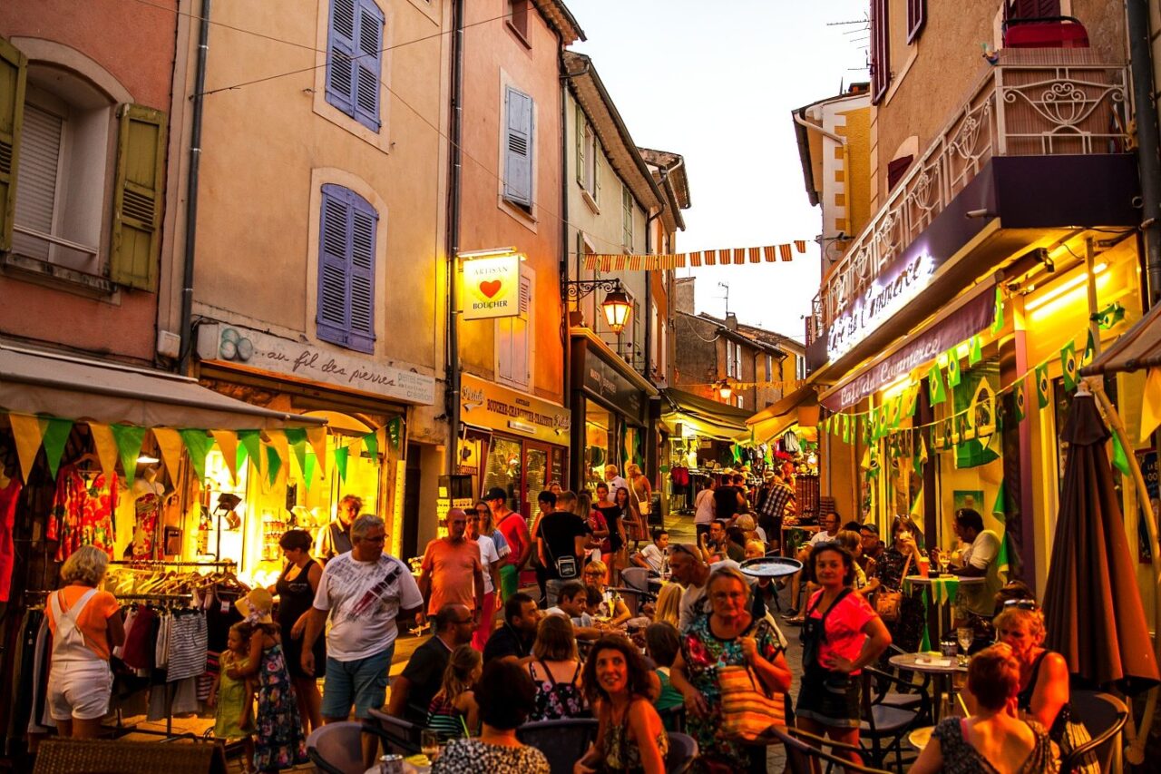 Rue animée à Gréoux-les-Bains