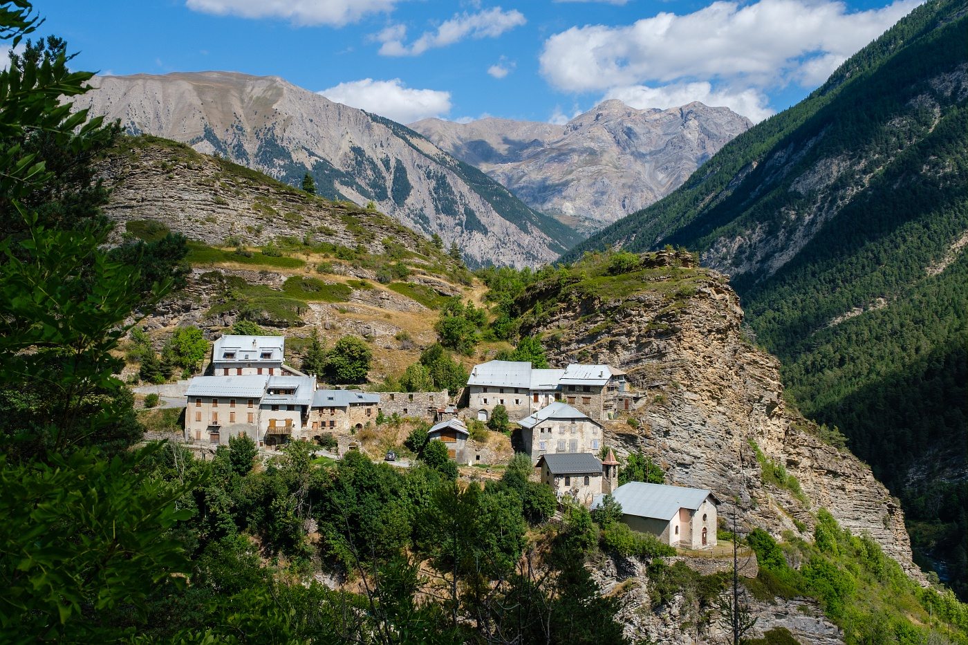 En montant vers Sainte-Anne, hameau du Châtelard, La Condamine