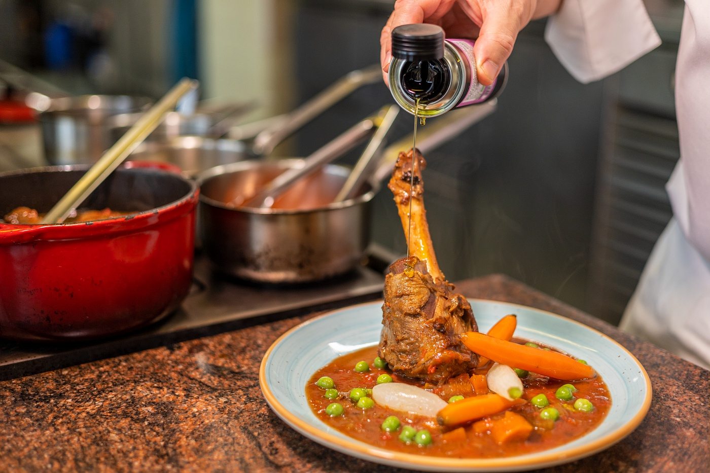 En cuisine avec Jany Gleize, chef du restaurant La Bonne Etape. Préparation d'une souris d'agneau de Sisteron aux légumes de saison.
