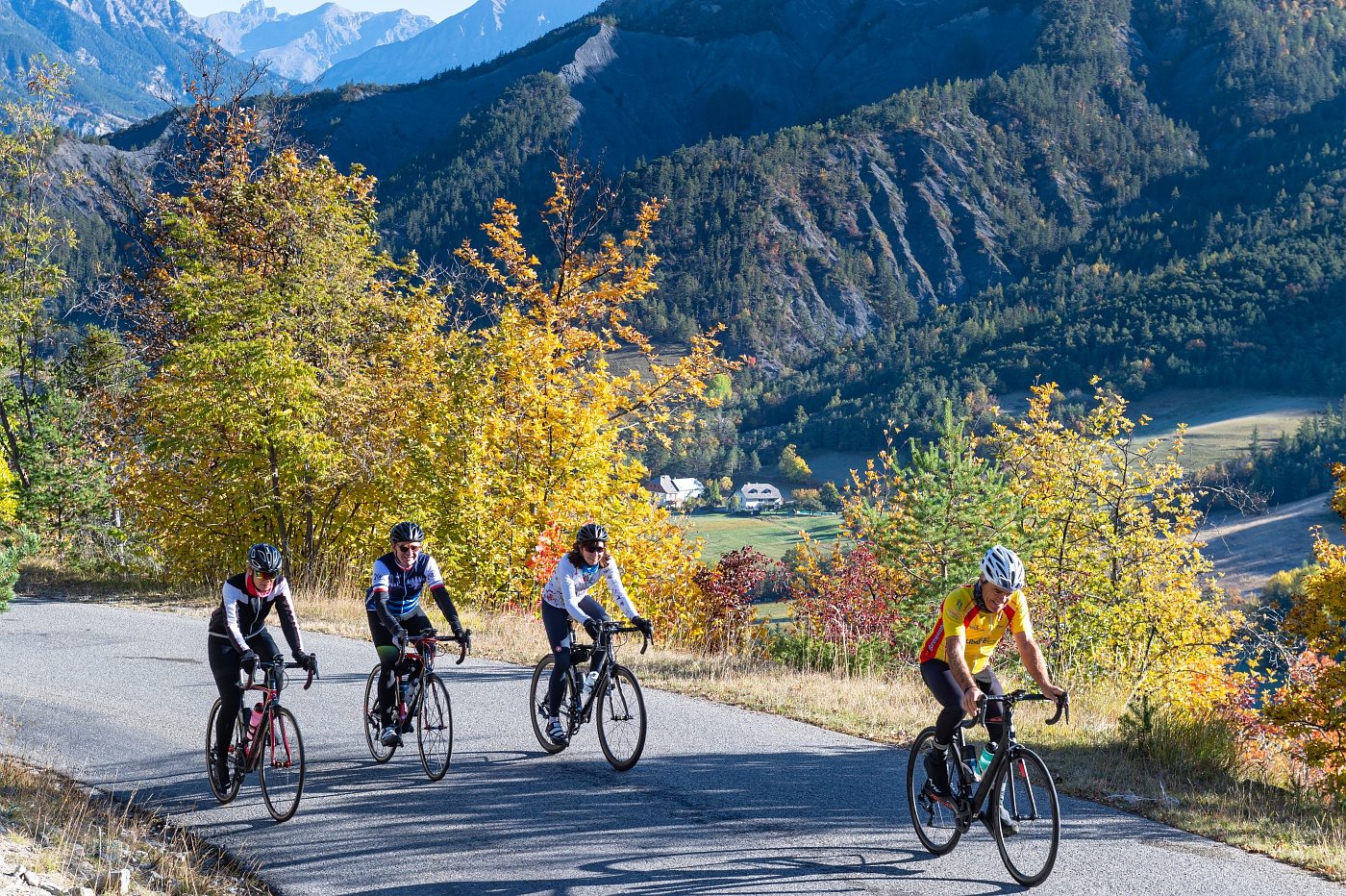 Cyclotourisme entre amis dans le col d'Allos - un des 7 cols à vélo