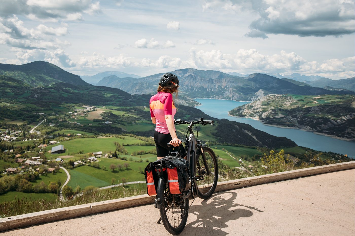 Vélo à Saint-Vincent-les-Forts, vue sur le lac de Serre-Ponçon
