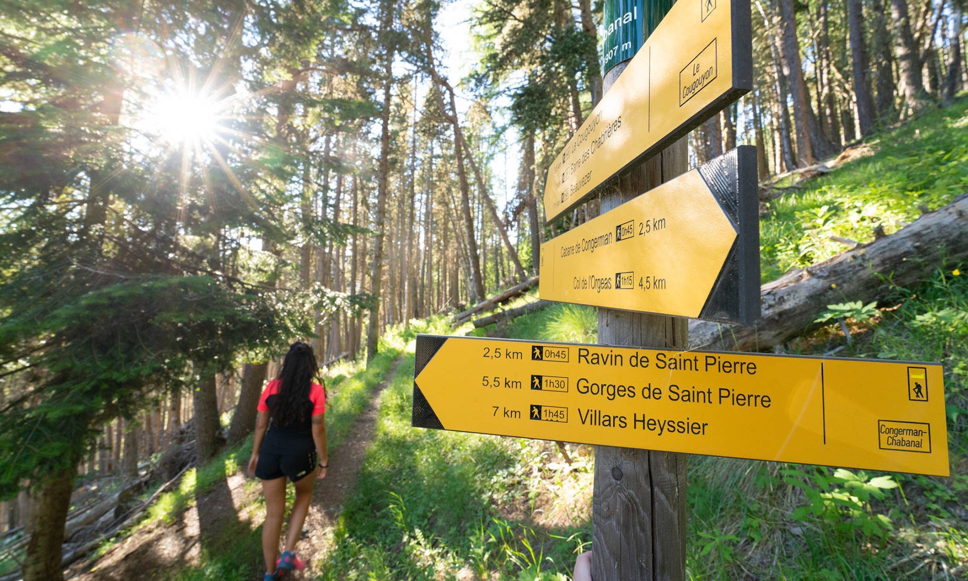 Balisage d'un itinéraire de randonnée dans les Gorges de Saint Pierre